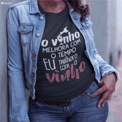 Pessoa com t-shirt preta com texto relacionado a vinho e jaqueta jeans azul