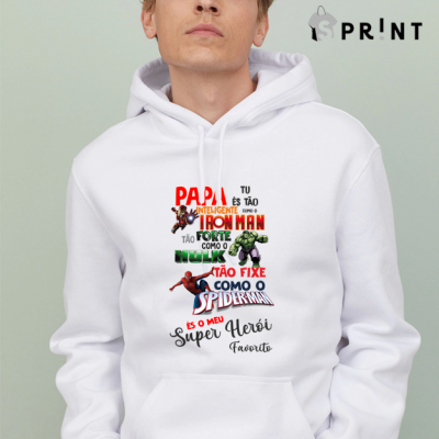 Homem com sweatshirt branca e capuz estampada com texto e imagens de super-heróis, fundo cinza claro