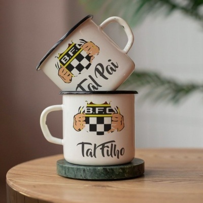 Dois copos esmaltados brancos com desenhos B.F.C. Tal Pai e Tal Filho