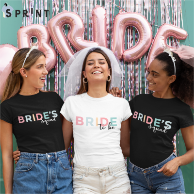 Mulheres com t-shirts temáticas de noiva e decoração com balões e cortina metálica