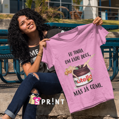 Camisa rosa com estampa de pote de Nutella e frase em português
