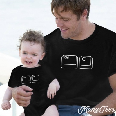 T-shirts pretas com teclas de teclado 'Ctrl' e 'C' e 'Ctrl' e 'V' vestidas por adulto e bebé