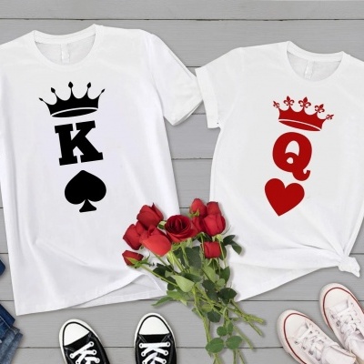 Duas t-shirts brancas com estampas de cartas de baralho e acessórios à volta