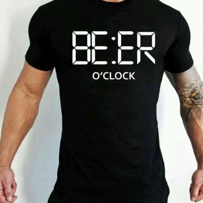 T-shirt preta com estampa branca textual 'BE:ER O'CLOCK'