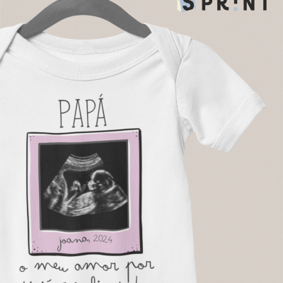 T-shirt branca de bebé com impressão de ecografia e texto em português
