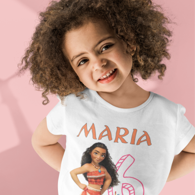Camiseta branca infantil com personagem Moana, número 6 e nome Maria