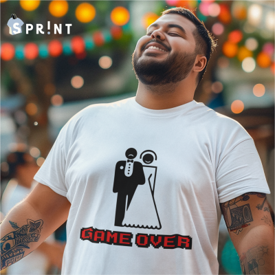 Camiseta branca com estampa 'GAME OVER' em vermelho e preto, com ícones de casal