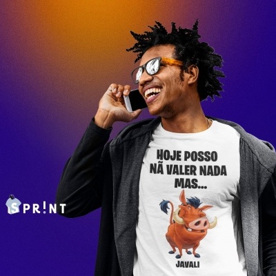Homem com t-shirt branca estampada 'HOJE POSSO NÁ VALER NADA MAS... JAVALI' e óculos de sol
