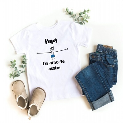 Conjunto de roupa infantil com t-shirt branca e calças de ganga azul