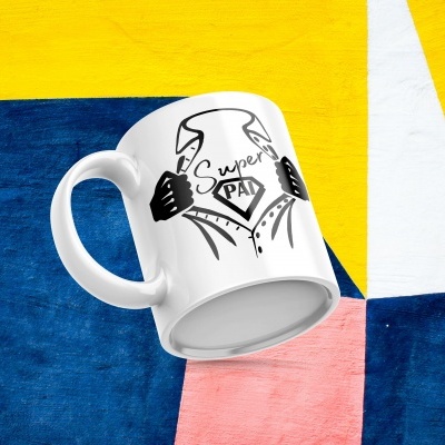 Caneca branca com desenho 'SUPER PAI' e alça