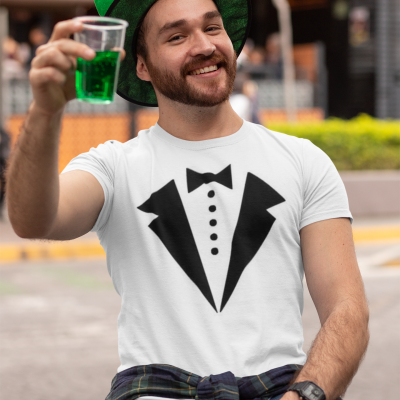 Homem com t-shirt branca estampada de fato e gravata, chapéu verde e bebida verde