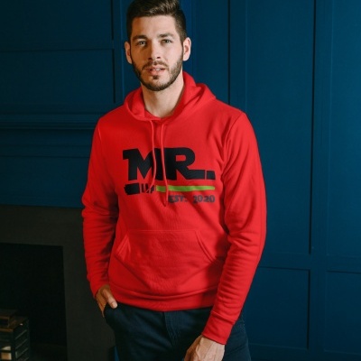 Homem com hoodie vermelha MR contra parede azul