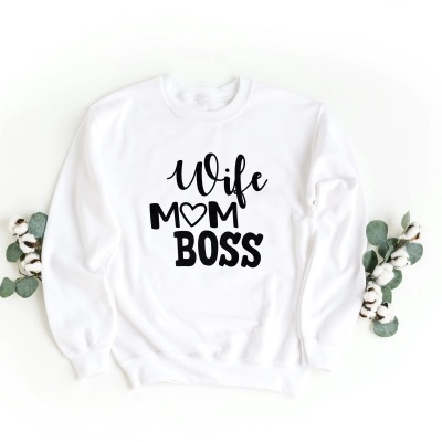 Sweatshirt branca com texto preto 'Wife MOM BOSS' rodeada por ramos de eucalipto e algodão