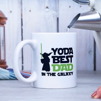 Caneca branca com design Yoda e texto 'YODA BEST DAD IN THE GALAXY'