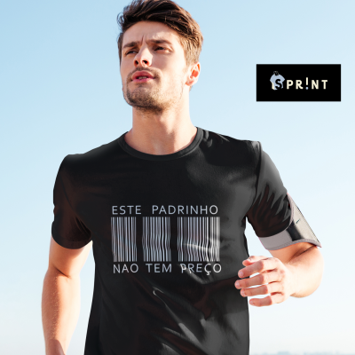 Homem a correr com camiseta preta escrita ESTE PADRINHO NAO TEM PREÇO e padrão código de barras branco