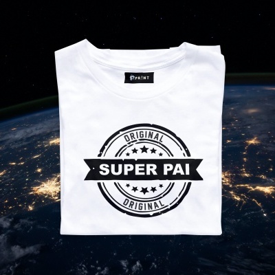 Camisola branca com estampa 'SUPER PAI' sobre imagem da Terra vista do espaço à noite