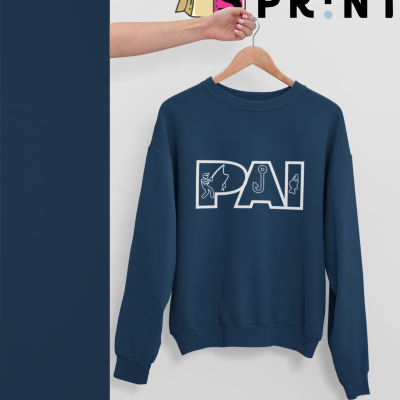 Camisola azul escura com estampa 'PAI' e desenhos de pesca pendurada num cabide