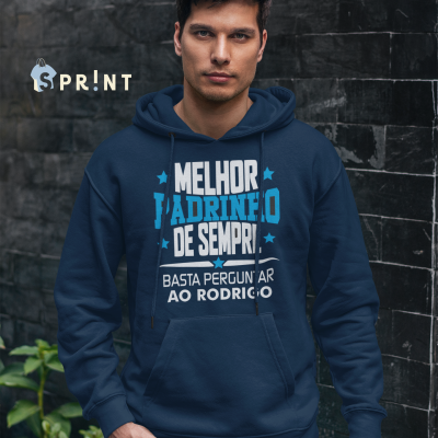 Homem com hoodie azul escuro escrito Melhor Padrinho de Sempre