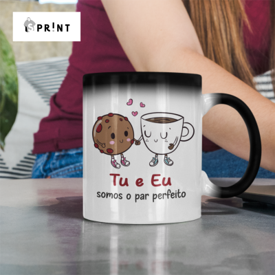 Caneca branca com interior e asa pretos com desenho de biscoito e chá e texto 