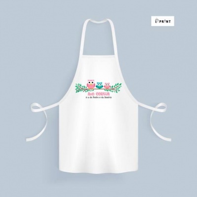 Avental branco com corujas coloridas e texto em português