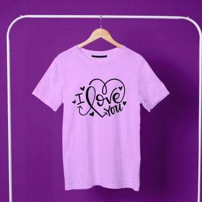 T-shirt lilás com estampa 'I love you' em coração preto numa estrutura branca
