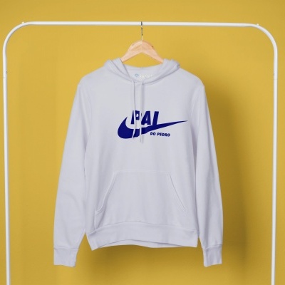 Sweatshirt branca com capuz e estampado azul pendurada numa estrutura metálica branca