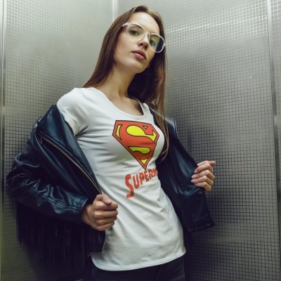 Mulher com t-shirt branca Super-Homem num elevador