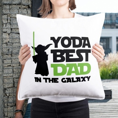 Almofada branca com estampa do Yoda e texto 'YODA BEST DAD IN THE GALAXY'