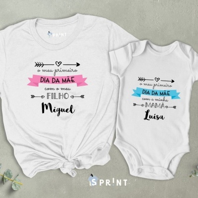 T-shirt e body branco com mensagens para o primeiro Dia da Mãe, decorados com texto em rosa e azul, sobre fundo cinza e plantas verdes ao redor.
