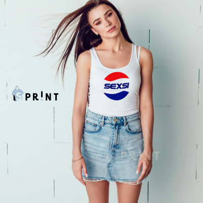 Mulher a usar top branco estampado com saia jeans em fundo branco