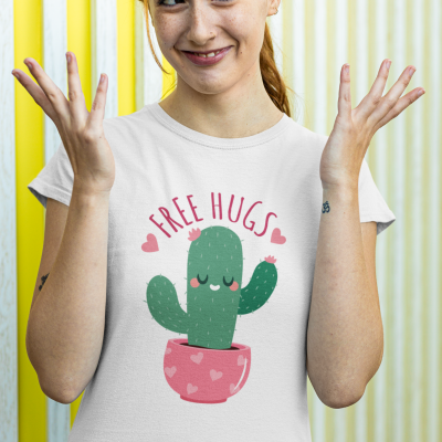 T-shirt branca com estampa de cacto sorridente num vaso rosa com corações e texto 'FREE HUGS'.