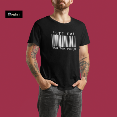 T-shirt preta com código de barras branco e texto 