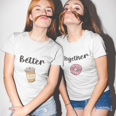 Duas raparigas com t-shirts brancas com estampados de café e donut com as palavras Better e Together.