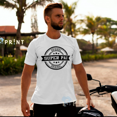 Homem com camiseta branca estampada com texto 'ORIGINAL SUPER PAI ORIGINAL' ao ar livre
