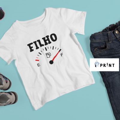 Camisola branca infantil com desenho de medidor de combustível e texto FILHO, óculos de sol, sapatos cinzentos e calça jeans azul
