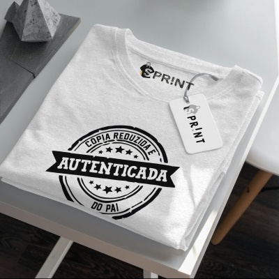 T-shirt branca dobrada com estampa preta e etiqueta 'PRINT' sobre mesa branca