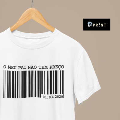 T-shirt branca com código de barras e texto em preto pendurada num cabide de madeira.
