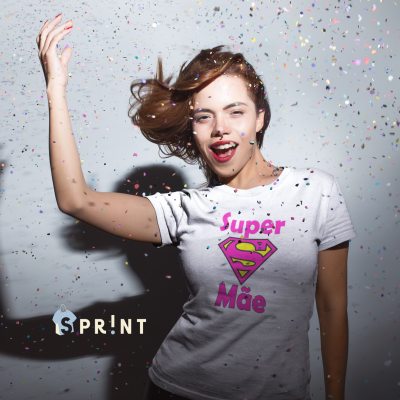Camiseta branca com texto 'Super Mãe' e símbolo de super-herói