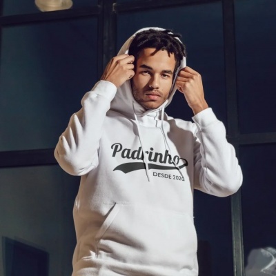 Homem com hoodie branco escrito Padrinho DESDE 2020