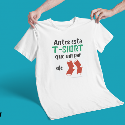 Camisola branca com texto e desenho de meias vermelhas contra fundo azul