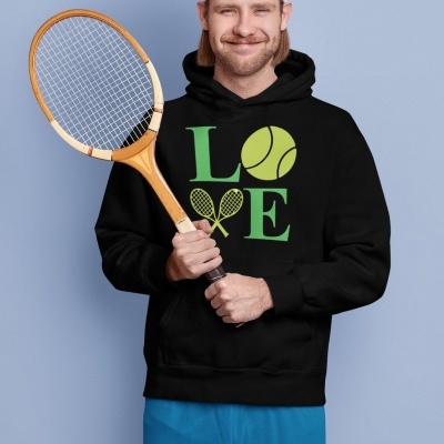 Homem com blusão preto 'LOVE' e raquete de ténis