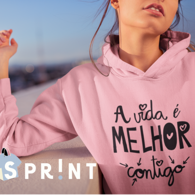 Sweatshirt rosa com texto preto 'A vida é MELHOR contigo'