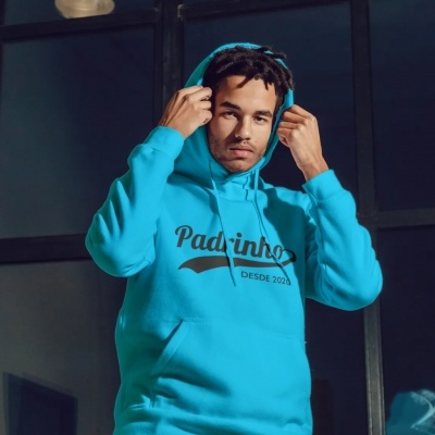 Homem a usar hoodie azul turquesa com texto 'Padrinho DESDE 2020' no peito
