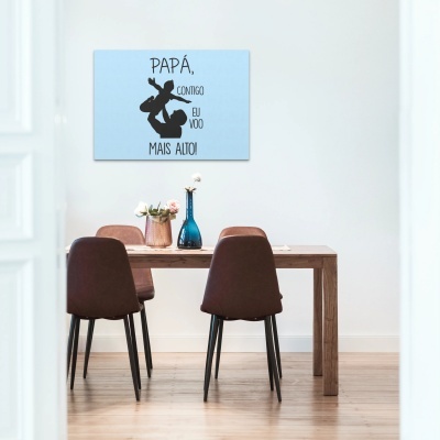 Tela decorativa azul com texto e silhueta de pai e filho sobre mesa e cadeiras castanhas