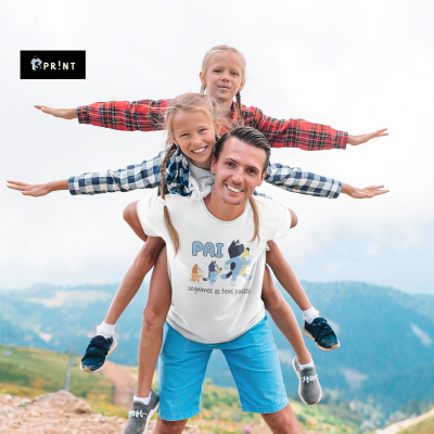 Homem com duas raparigas vestindo camisas xadrez em pose de braços abertos em montanha