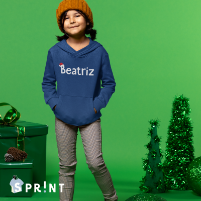 Criança com hoodie personalizado 'Beatriz' em cenário verde festivo