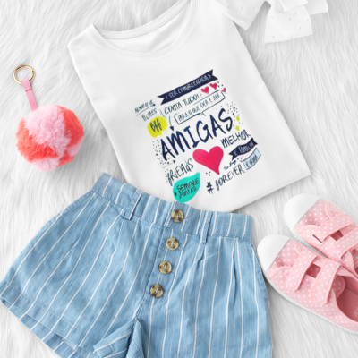 Conjunto roupa infantil com t-shirt branca estampada, calções de riscas azuis, sandálias rosa de bolinhas e acessórios variados