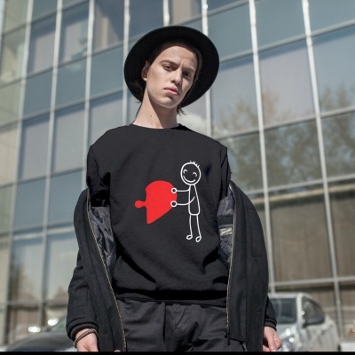 Camisola preta com estampa de boneco e coração vermelho