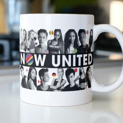 Caneca branca com fotos a preto e branco de pessoas e texto NOW UNITED