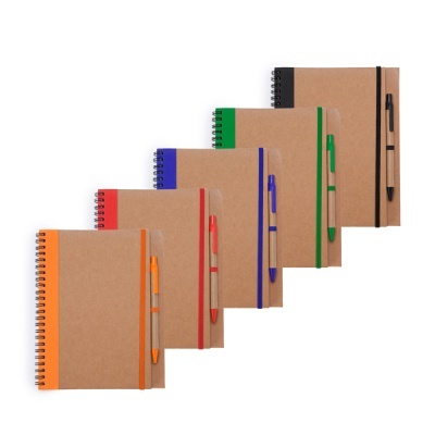 Cinco cadernos kraft com elásticos e canetas coloridas em laranja, vermelho, azul, verde e preto